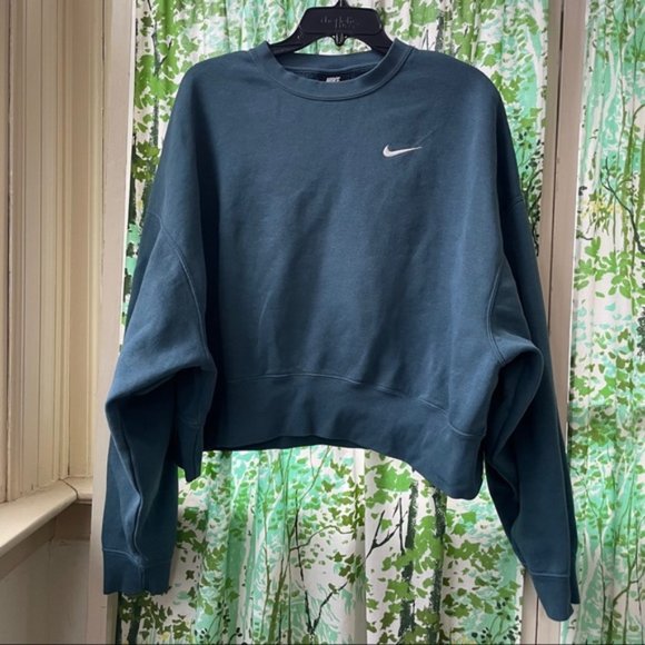 Nike Tops - Nike Sportswear Essentials Sweatshirt